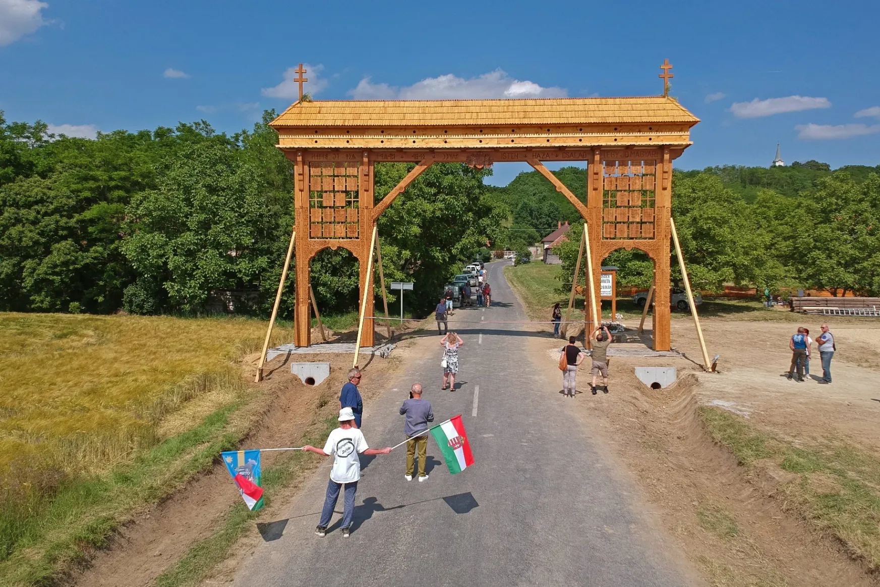 Monumentális giccs a világ legnagyobb székelykapujaként beharangozott építmény, ami nem lesz értékesebb attól, hogy a Holdról is látható