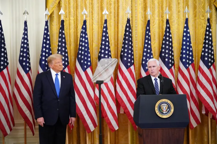 Mike Pence még alelnökként beszédet mond a Fehér Házban egy veteránoknak rendezett eseményen, oldalán Donald Trumppal – Fotó: Mandel Ngan / AFP