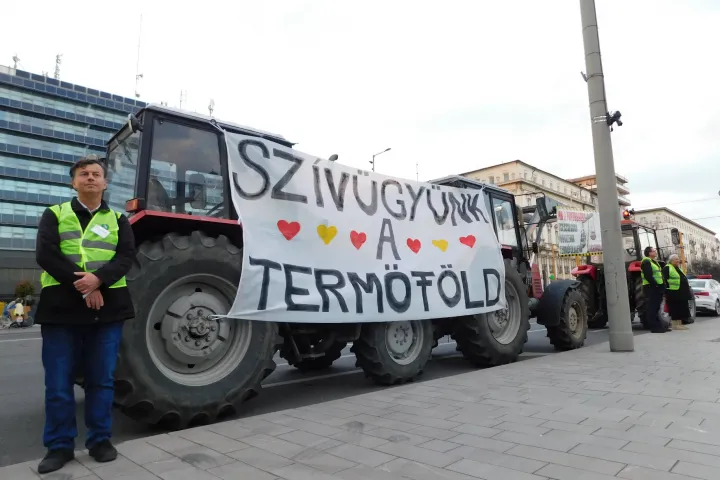 Traktorokkal vonultak fel márciusban helyiek Győrben az akkumulátorgyár ellen – Fotó: Cséfalvay Attila / Telex