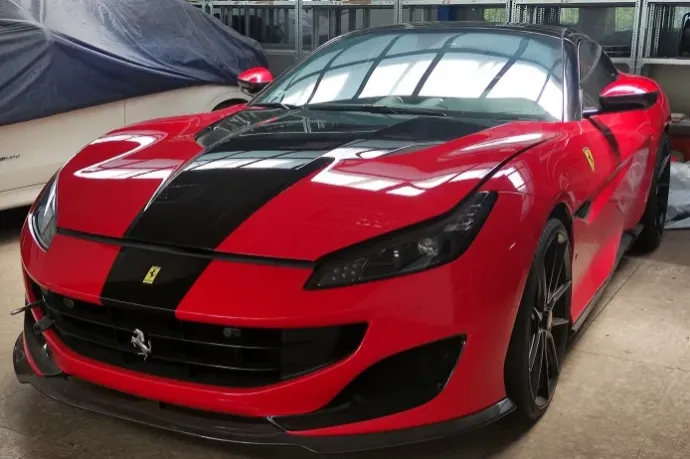 Féláron hirdet a NAV egy 600 lóerős Ferrarit, amit egy géppuskás, sok pénzt befalazó bűnözőtől foglaltak le