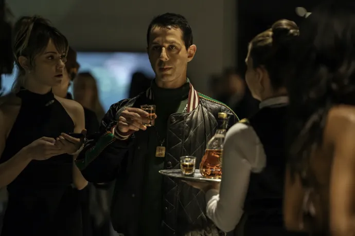 Ken talpig Gucciban a születésnapi buliján – Fotó: HBO