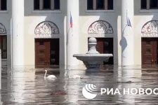 Hangos robbanásra ébredtek Nova Kahovka lakosai, órákkal később hattyúk úsztak a főtéren