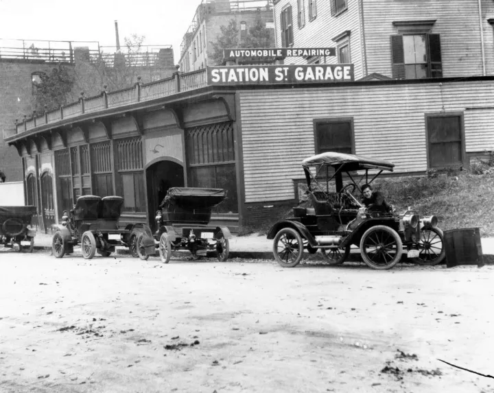 Nem csak a lovaknak és ökröknek, a sofőröknek sem vésődött be azonnal. Menetirány szerint és fogalommal szemben parkoló autók egy Saint John-i autószerelő műhely előtt – Fotó: Provincial Archives of New Brunswick
