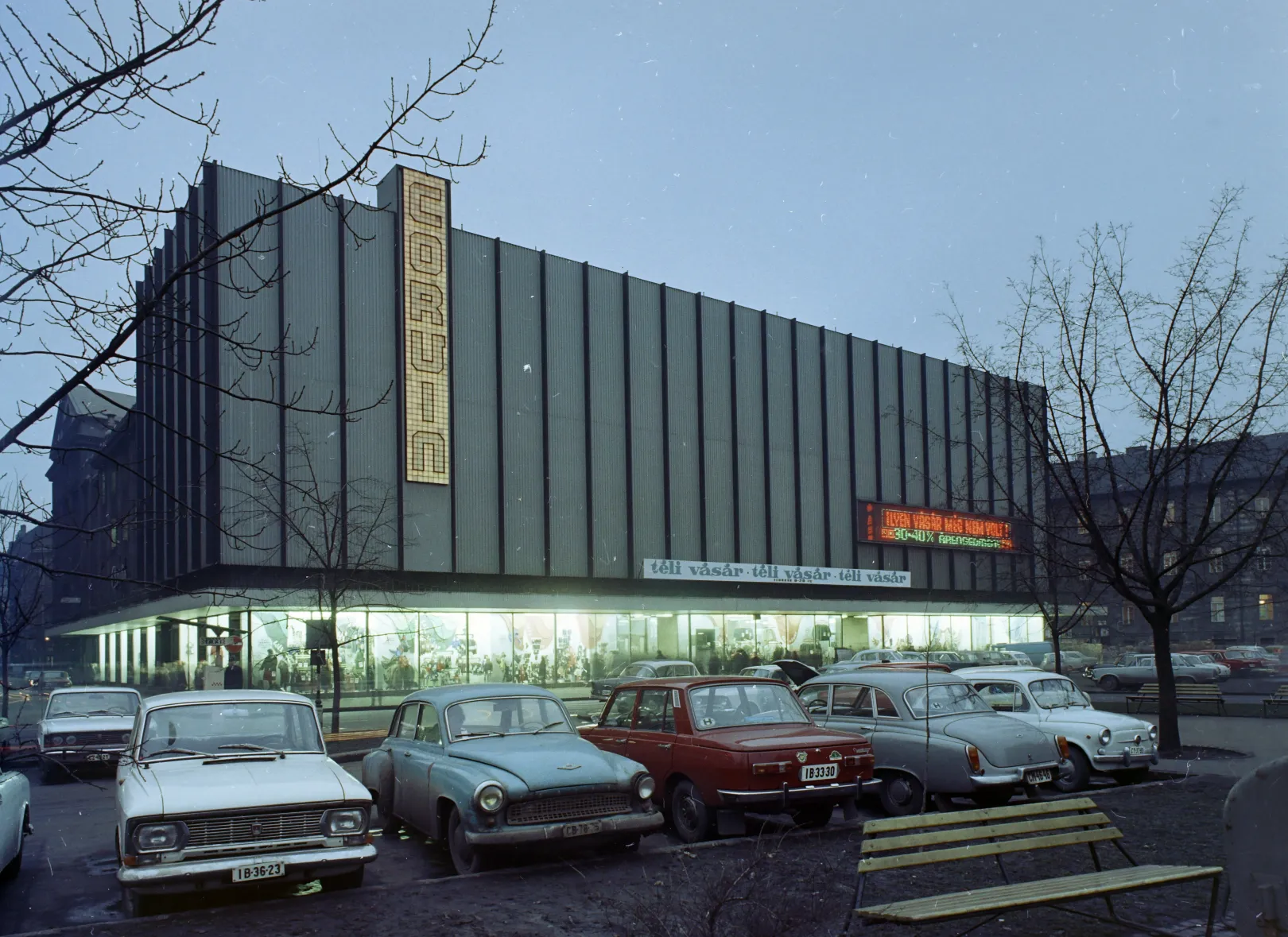 A leburkolt áruház 1971-ben – Fotó: Főfotó / Fortepan