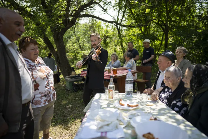 A piknikre igyekvő és a pikniken résztvevő helyiek – Fotó: Mihai Barbu / AFP 