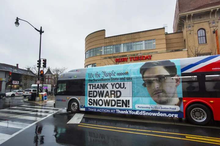 Edward Snowden egy Metrobus oldalán Washington belvárosában 2013. november 26-án. A Partnerség a Polgári Igazságszolgáltatásért Alap nevű civil szervezet által szervezett hirdetés szövege: "Mi, a nép, szemben állunk a Megfigyelő Állammal és kimondjuk: Köszönjük, Edward Snowden!" – Fotó: Jim Lo Scalzo / EPA / MTI