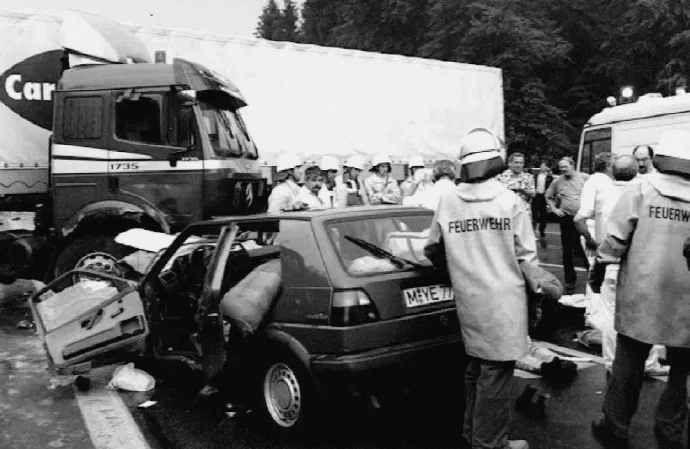 Tűzoltók dolgoznak a németországi A9-es autópályán Petrović halálos balesete után 1993. június 7-én – Fotó: DPA / AFP