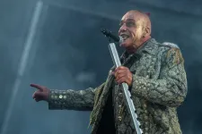 Többen azzal vádolják a Rammstein énekesét, hogy szisztematikusan szállították hozzá a fiatal női rajongókat