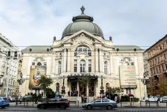 Reagált a Vígszínház Székely Csaba vádjaira, miszerint gyávaságból vették le műsorról a darabját