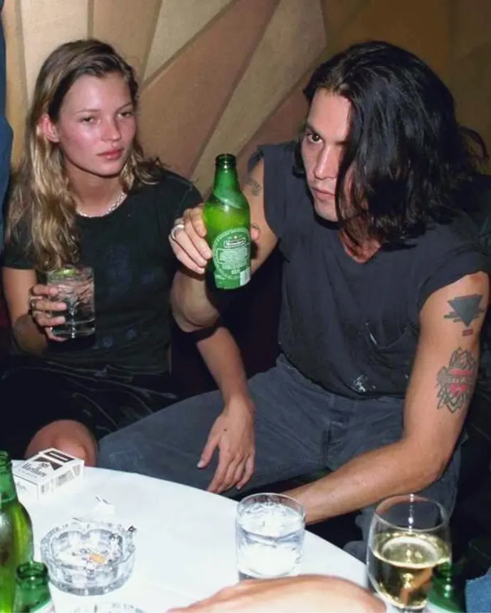 Kate Moss és Johnny Depp Mickey Rourke harmincnyolcadik születésnapi partiján, amelyet Depp rendezett – Fotó: Richard Corkery / NY Daily News Archive / Getty Images