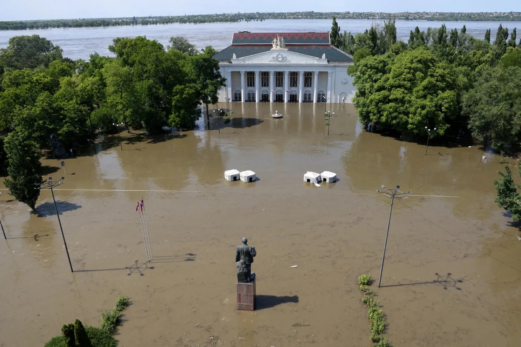 Tíz balatonnyi víz zúdult tízezrek lakóhelyére az ukrajnai gátszakadással
