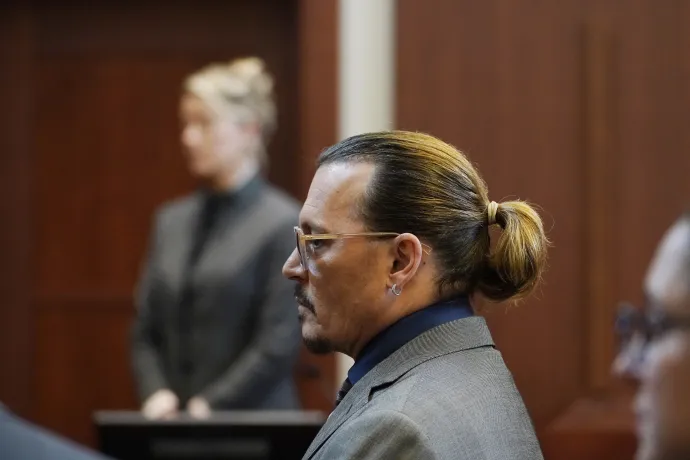 Amber Heard és Johnny Depp a virginiai Fairfax megyei bíróság tárgyalótermében, 2022. május 16-án – Fotó: Steve Helber