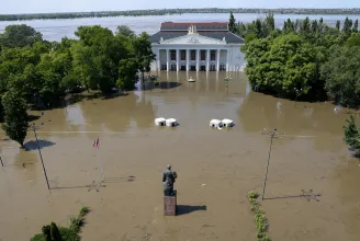 Tíz balatonnyi víz zúdult tízezrek lakóhelyére az ukrajnai gátszakadással