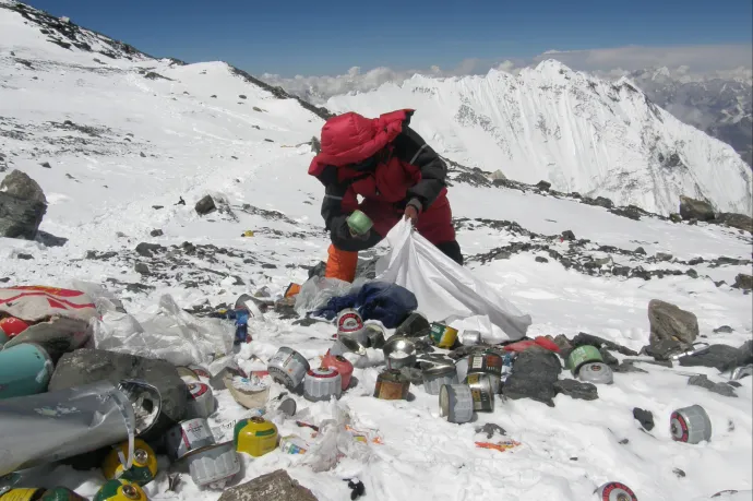 54 tonnányi hulladékot vittek le a hegymászók után a Mount Everestről