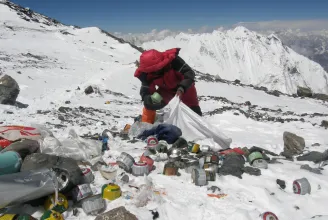 54 tonnányi hulladékot vittek le a hegymászók után a Mount Everestről
