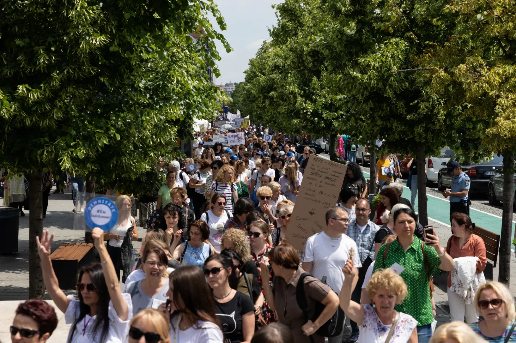 Nem adjuk fel, kitartunk – tanárok, szülők és diákok vonultak utcára Kolozsváron