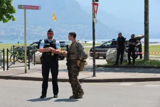 Babakocsiban ülő gyerekeket késeltek meg a Francia Alpoknál, kritikus állapotban vannak