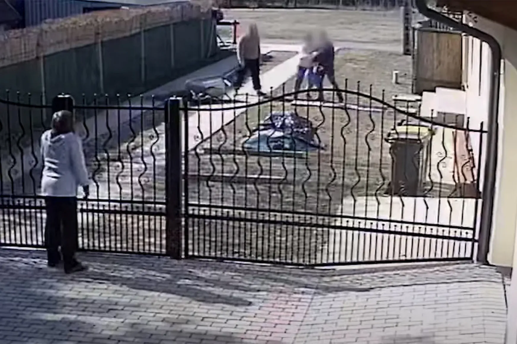 Videó van róla, hogy a rendőr megüti a szomszédot, mégis több mint egy éve húzódik a nyomozás