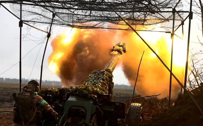Tűzerő bevetésen Bahmut környékén az ukrán oldalon 2023. április 13-án – Fotó: Kai Pfaffenbach / Reuters