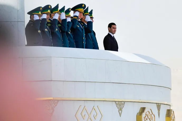 Orbán Viktor elkölt egy vacsorát Türkménbasi utódjával, de a nagy demokratával is összefut