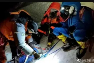Újabb Everest-botrány: majdnem meghalt egy kínai hegymászó, de nem volt hajlandó kifizetni az őt félholtan lecipelő serpát