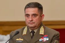 Az új vezérkari főnök kötelezővé tette a munkaidő alatti fegyverviselést a katonáknak