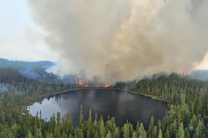 Az ontariói természeti erőforrások és erdészet minisztériuma által közreadott képen erdőtűz a kanadai Ontario tartományban fekvő Chapleau térségében 2023. június 4-én – Fotó: Az ontariói természeti erőforrások és erdészet minisztériuma / AP / MTI
