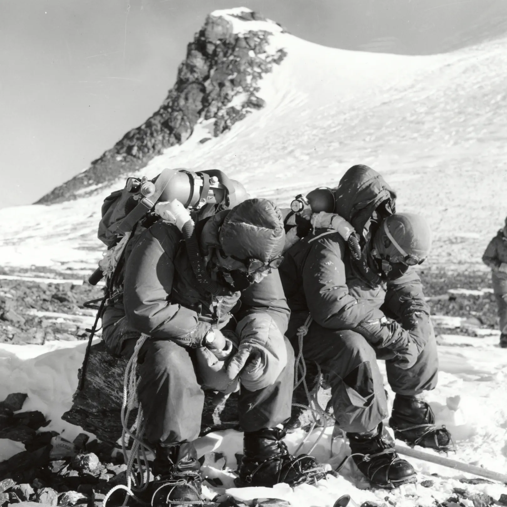 Evans és Bourdillon sikertelen csúcstámadásukról visszatérőben a VIII. táborban – Fotó: Alfred Gregory / Royal Geographical Society / Getty Images