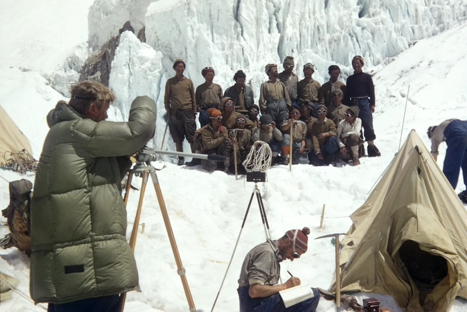 Tom Stobart filmezi az expedíció serpáit 1953. május 30-án – Fotó: George Lowe / Royal Geographical Society / Getty Images