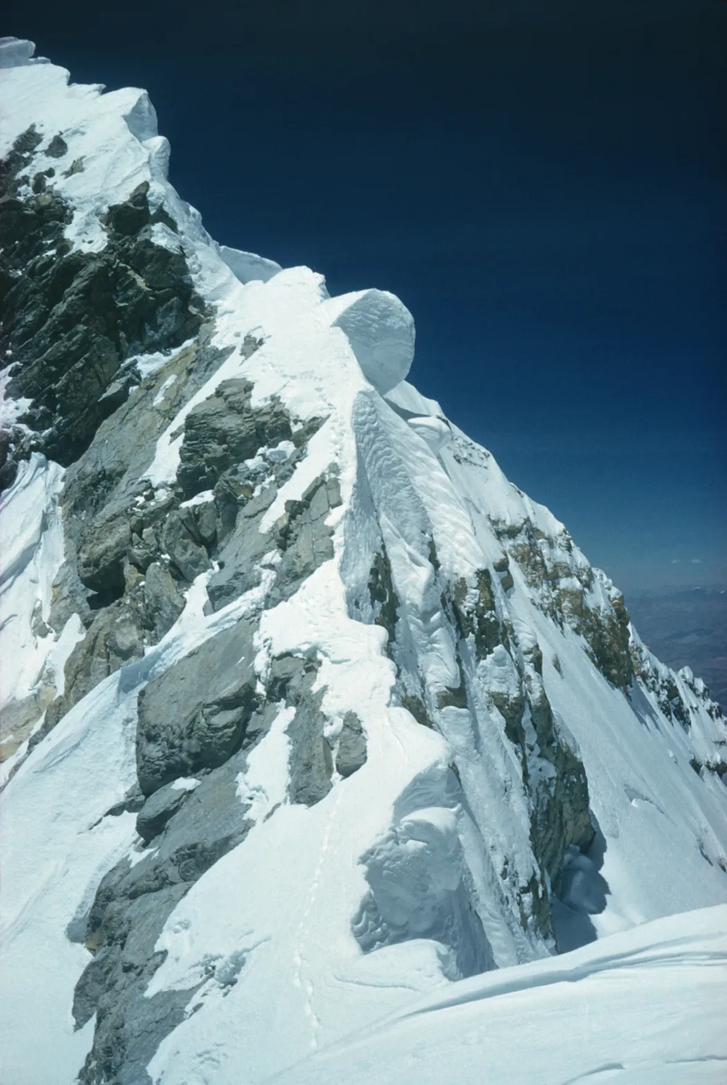 Tendzing és Hillary lábnyomai az Everest csúcsáról lefelé jövet 1953. május 29-én – Fotó: Edmund Hillary / Royal Geographical Society / Getty Images