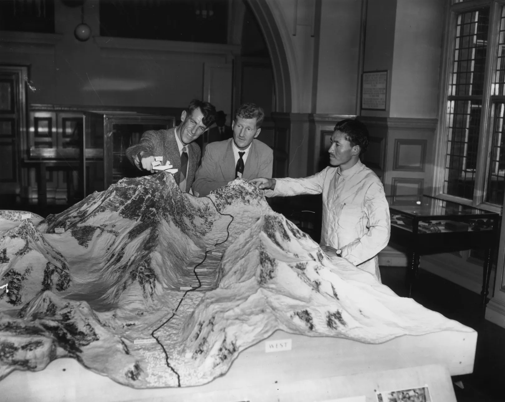 Edmund Hillary, John Hunt ezredes és Tendzing Norgaj Kensingtonban, a Királyi Földrajzi Társaságban tartott sajtótájékoztatón, 1953. július 3-án – Fotó: Fred Ramage / Keystone / Getty Images