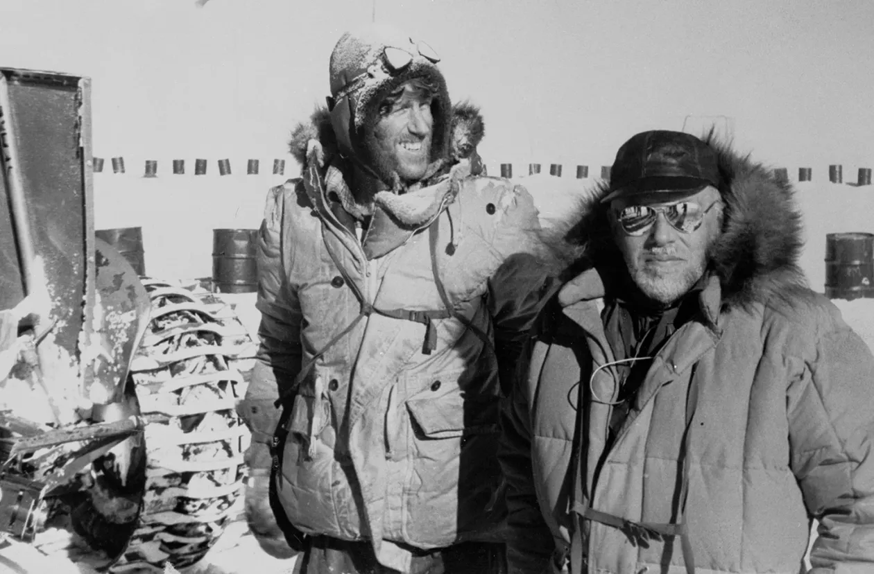 Sir Edmund Hillary és Palle Mogensen őrnagy a Déli-sarkon, 1958. január 3-án, a színes képen pedig Armstrong és Hillary az Északi-sarkon, 1985-ben– Fotó: Bettmann Archive / Getty Images; Auckland Museum