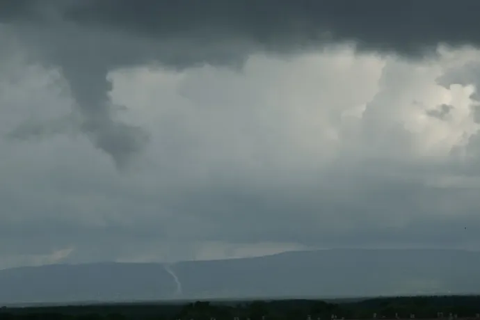 Pénteken Szombathelynél és Ősi közelében is láttak tornádót