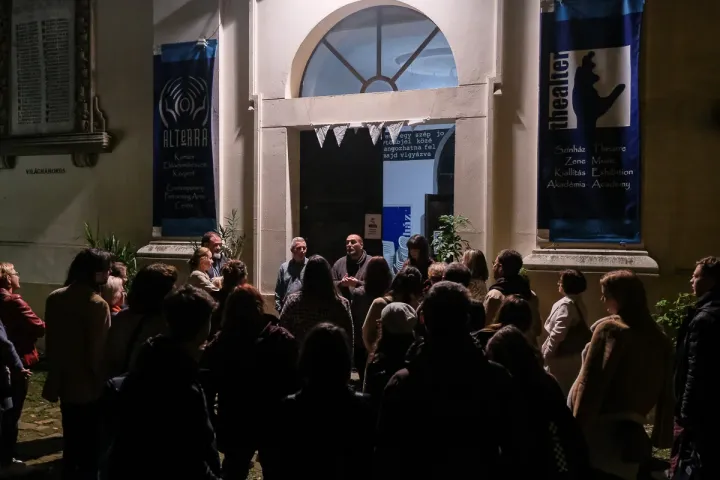 A Káva Kulturális Műhely Egyesület – MU Színház Sziget című, meghívott előadására várakozó közönség a szegedi Régi Zsinagóga bejáratánál 2022 októberében – Fotó: Révész Róbert / Régi Zsinagóga – Alterra / Facebook