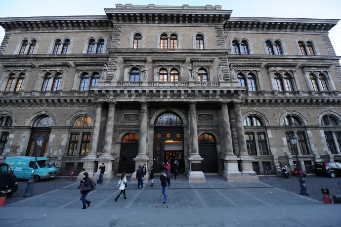 Kivételezett egy diákkal a Corvinus két oktatója, de megúszták