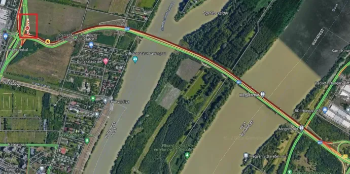 A kép bal felső részén lévő piros négyszög mutatja a lezárt részt, a Megyeri híd Pestről Budára vezető szakasza pedig azért piros színű a Google Maps forgalomfigyelője szerint, mert több kilométeres dugó alakult ki az érintett útszakaszon már 16 óra előtt is