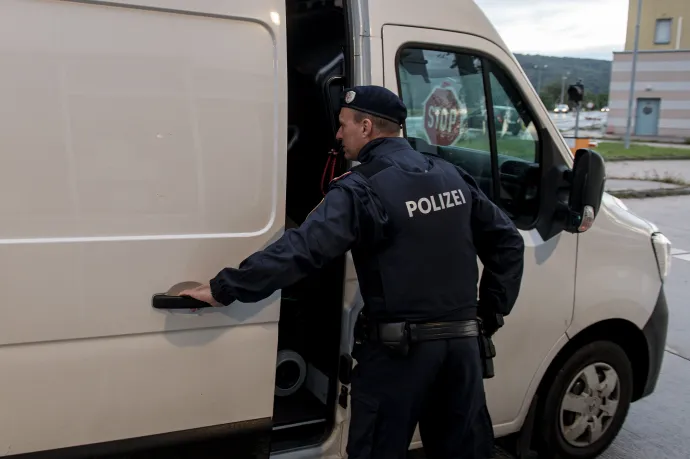 Osztrák rendőrök ellenőrzik a járműveket az osztrák–szlovák határon az ausztriai Berg határátkelőhelyen 2022. szeptember 29-én, miután az osztrák rendőrség elkezdte az előre meghirdetett szúrópróbaszerű ellenőrzést a migránsok és az embercsempészek kiszűrése érdekében – Fotó: Christian Bruna / EPA / MTI