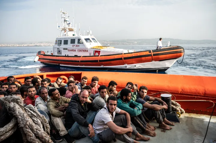 A tengerből kimentett migránsok az olasz parti őrség járőrhajói által kísért vontatóhajó fedélzetén 2022. június 24-én az olaszországi Cataniában – Fotó: Fabrizio Villa / Getty Images