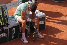 Az év teniszmeccse lehetett volna, de Alcaraz teste nem bírta a Djoković elleni Garros-elődöntőt