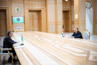 Tárgyalt, fát ültetett és vacsorázott Orbán Viktor Türkmenisztánban