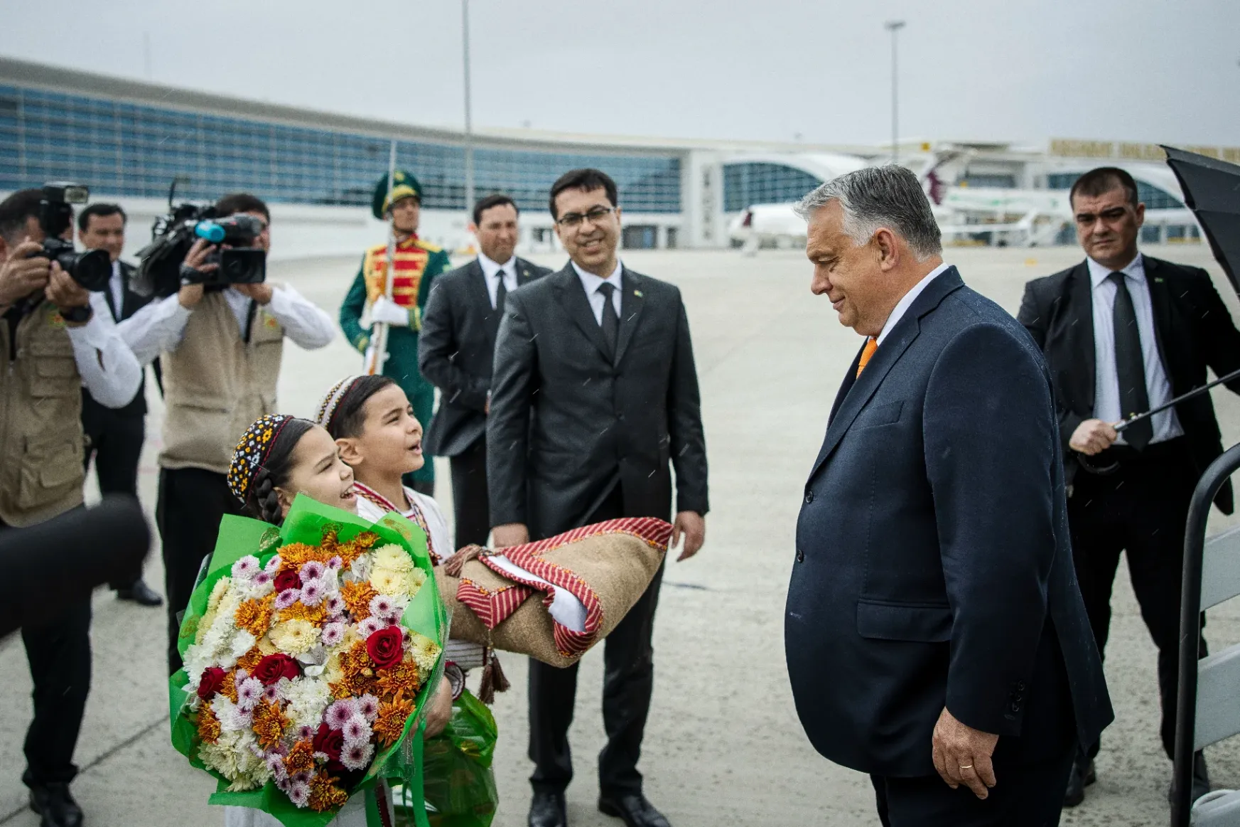 Tárgyalt, fát ültetett és vacsorázott Orbán Viktor Türkmenisztánban