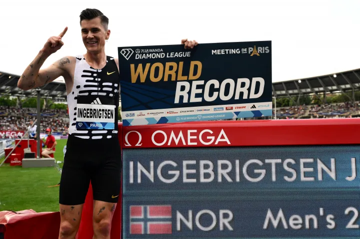 A norvég Jakob Ingebrigtsen két mérföldön futotta a valaha volt legjobb időt – Fotó: Jeff Pachoud / AFP 