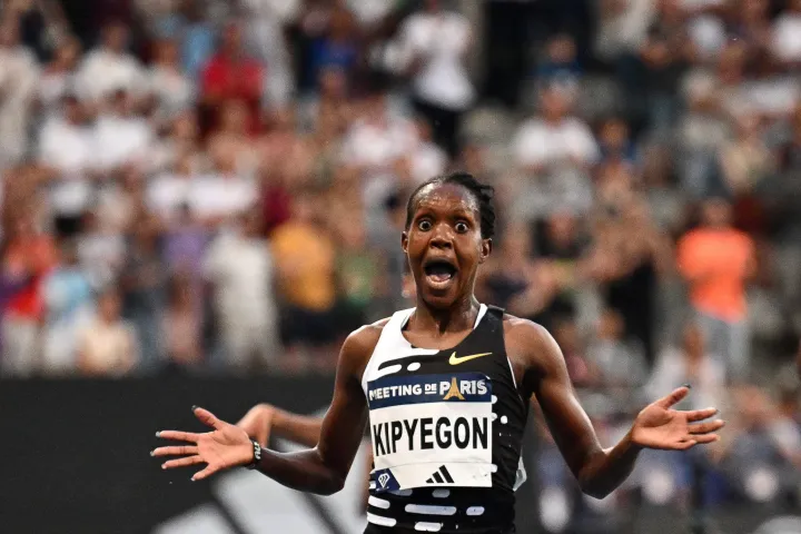 A kenyai Faith Kipyegon 1500 után 5000-en is világrekorder lett – Fotó: Jeff Pachoud / AFP 