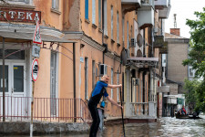 Áradás elől menekülők haltak meg a gátszakadás utáni támadásokban