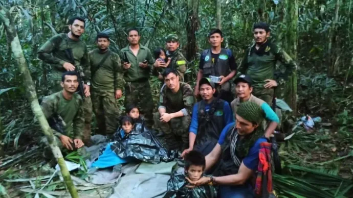 A megtalált gyerekek a keresőcsapattal a kolumbiai elnök által közreadott képen – Fotó: Kolumbiai Védelmi Minisztérium