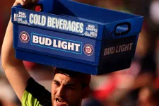 A jobboldali bojkott miatt elvesztette piacvezető helyét a transznemű influenszerrel reklámozó Bud Light sör
