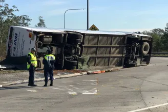 Tíz ember meghalt egy esküvői busz balesetében Ausztráliában