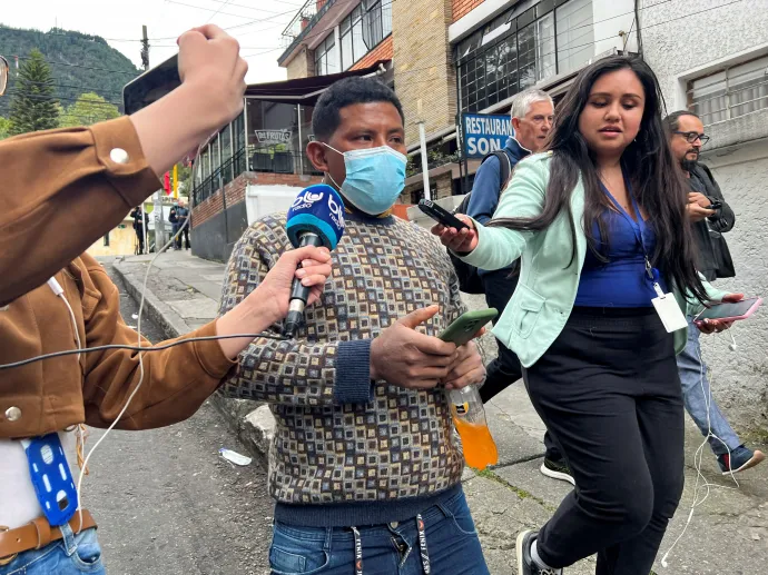Manuel Ranoque, a repülőgép-balesetet túlélő gyerekek apja nyilatkozik újságíróknak a bogotái központi katonai kórház közelében 2023. június 11-én – Fotó: Herbert Villarraga / Reuters
