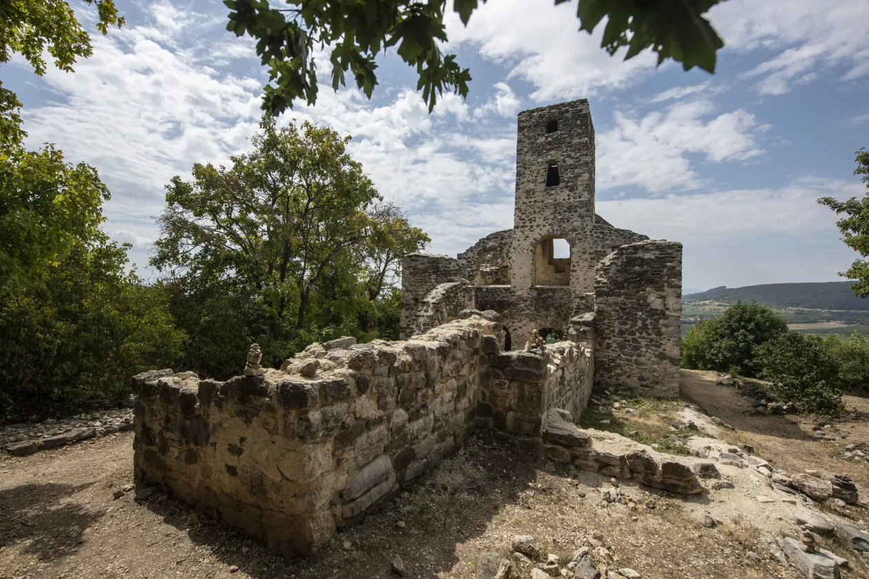 Az 1600-as években emelet ábrahámhegyi kápolna és a középkori Szentbalázs falu templomának romja – Fotó: Bődey János