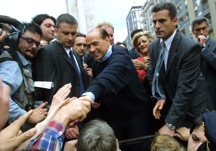 Silvio Berlusconi miniszterelnök-jelöltként köszönti a tömeget Taranto utcáin a dél-olaszországi választási kampánya alkalmából 2001. május 5-én – Fotó: Franco Origlia / Getty Images